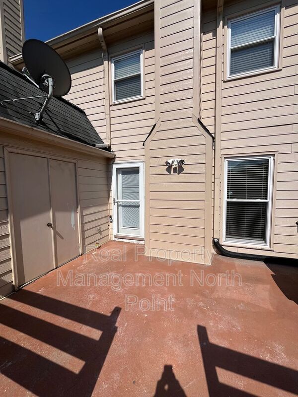 Building Photo - 585 Wedgewood Dr