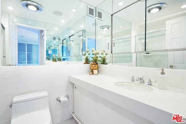 Building Photo - 865 Comstock Ave