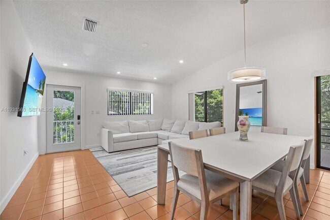 Building Photo - 139 N Bay Harbor Dr