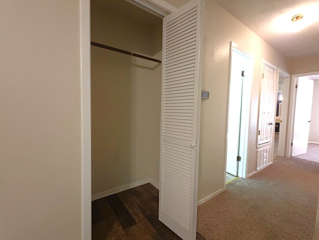 Building Photo - Welcome to this charming 3 bedroom, 2 bath...