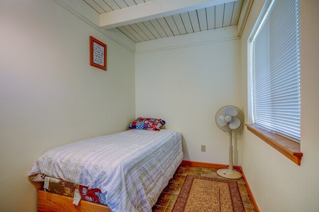 Building Photo - 2 Bed 1 Bath Home