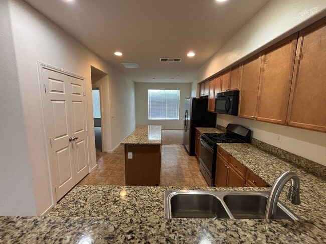 Building Photo - GUARD GATED 3 BED 2.5 BATH 2 CAR GARAGE TOWNHOUSE w/ 3 FLOORS