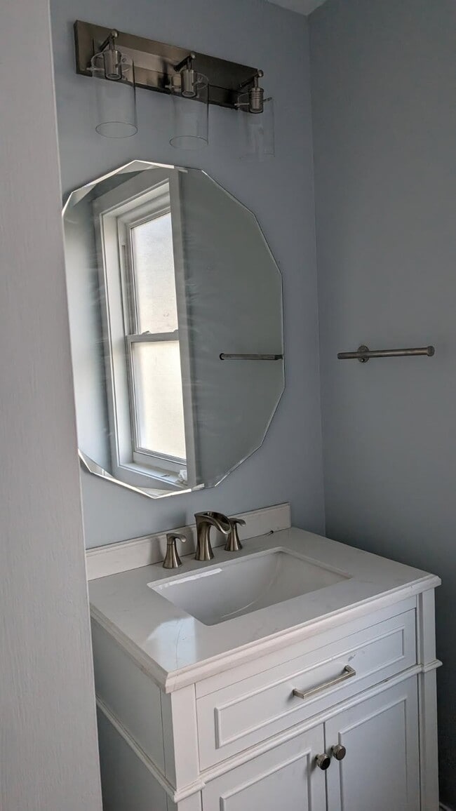 Building Photo - 218 S 14th Ave