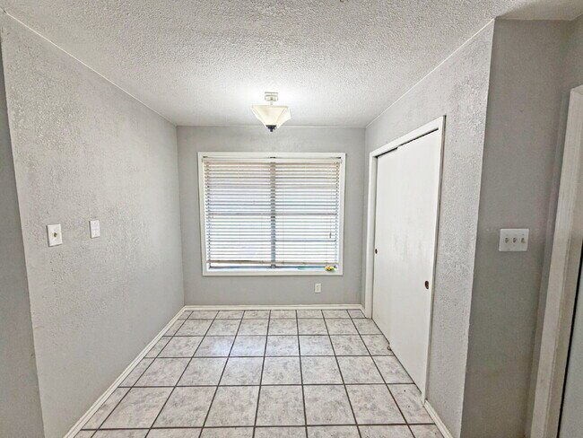 Building Photo - 4230 Havenview Dr