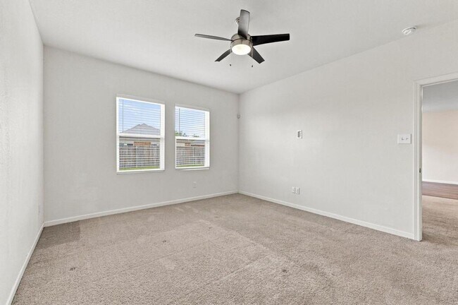 Building Photo - 405 Willow Creek Dr