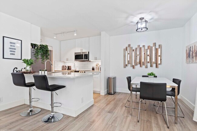 Building Photo - 711 Forest Club Dr