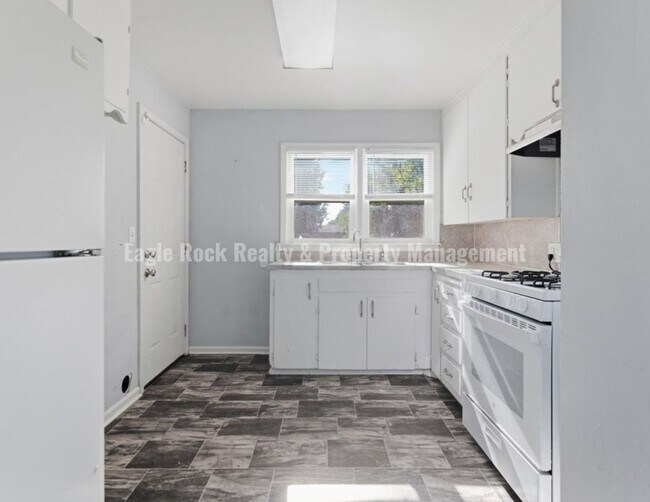 Building Photo - 4341 N Iroquois Ave