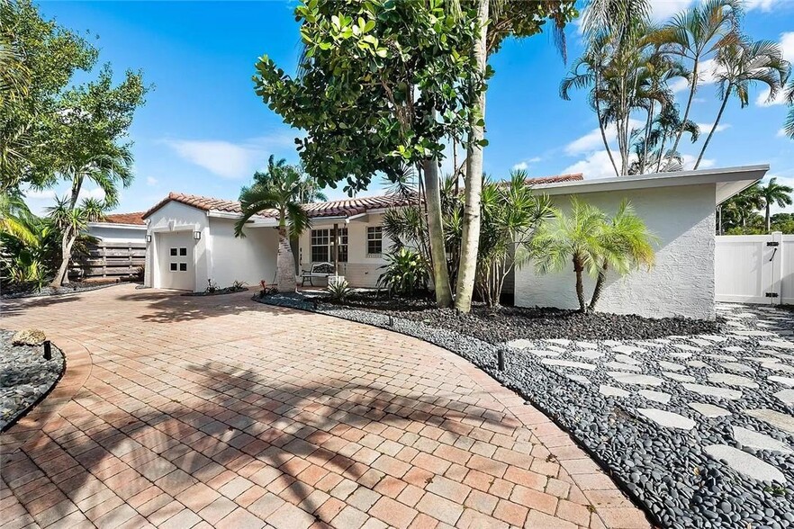 Building Photo - 530 SW 11th Ave