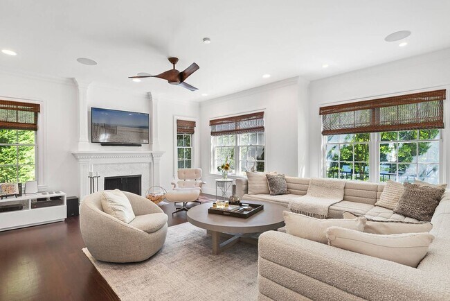 Building Photo - 50 Narrow Ln