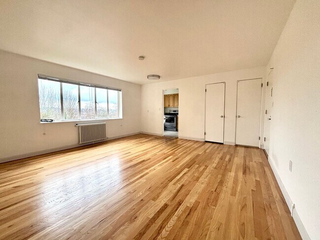 Building Photo - 1 BR/1 BA bright and spacious condo in East Queen Anne.