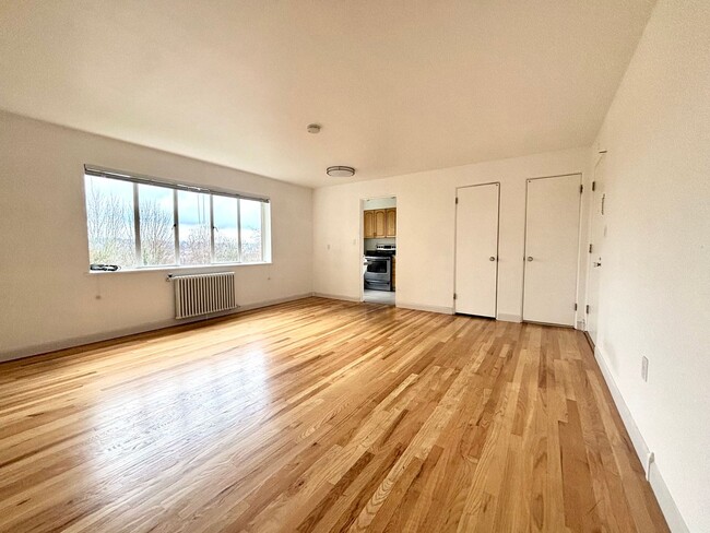 Building Photo - Spacious East Queen Anne 1 Bedroom Condo f...