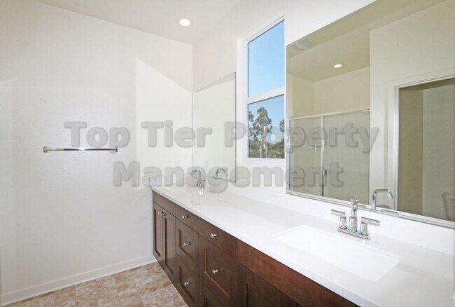 Building Photo - ***Charming 3 bed / 2.5 bath Townhome in O...
