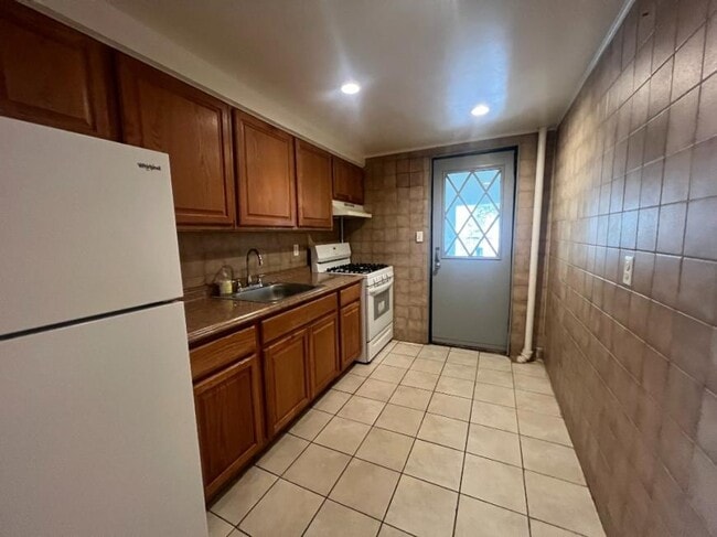 Building Photo - 2 bedroom in SUNNYSIDE NY 11104