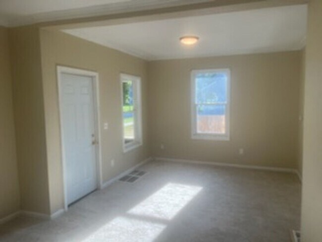 Building Photo - 2 Bedroom Home For Rent