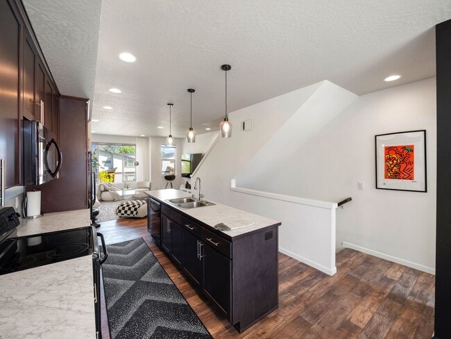 Building Photo - 2423 W Bridge Ave