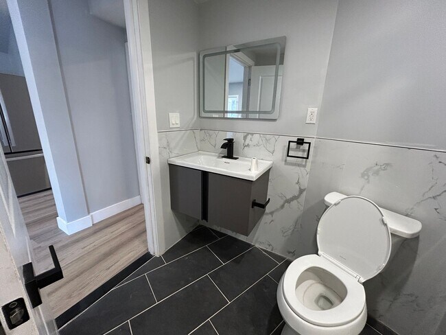 Building Photo - 2104 Reed St