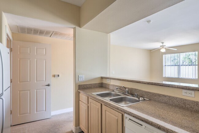 Building Photo - SW- 2 Bedroom Condo!