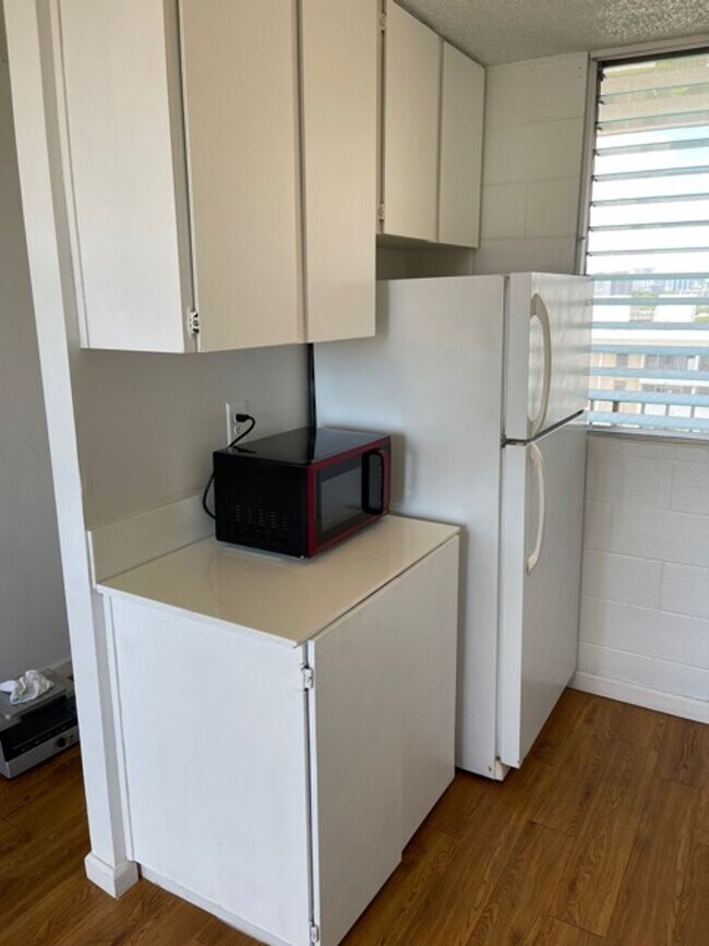 Building Photo - Studio w/ parking -Views of Diamond Head- Electricity Included