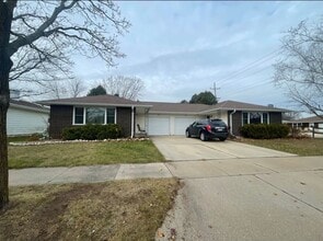 Building Photo - 2 bed, 2 bath, duplex across from park. Appleton!