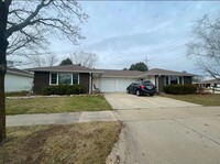 Building Photo - 2 bed, 2 bath, duplex across from park. Appleton!