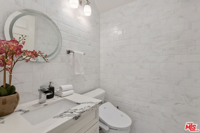 Building Photo - 843 N Martel Ave