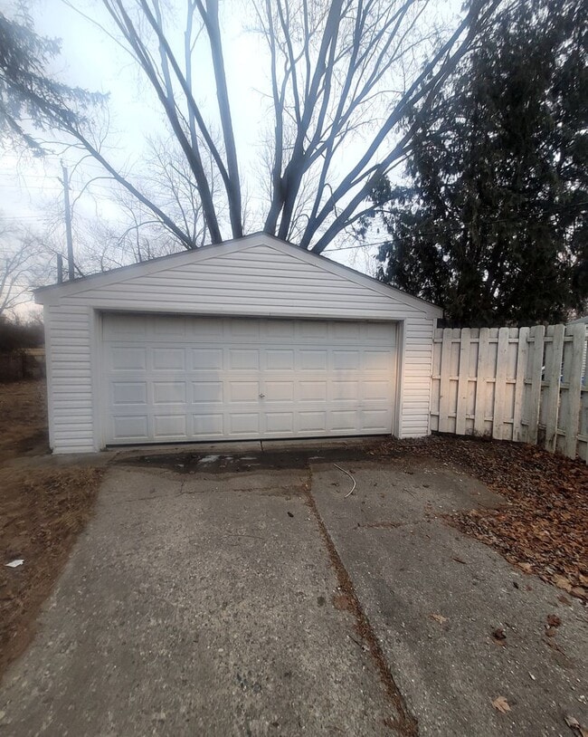 Building Photo - Beautiful 3 Bedroom bungalow in very desirable location in Redford/ Livonia borders