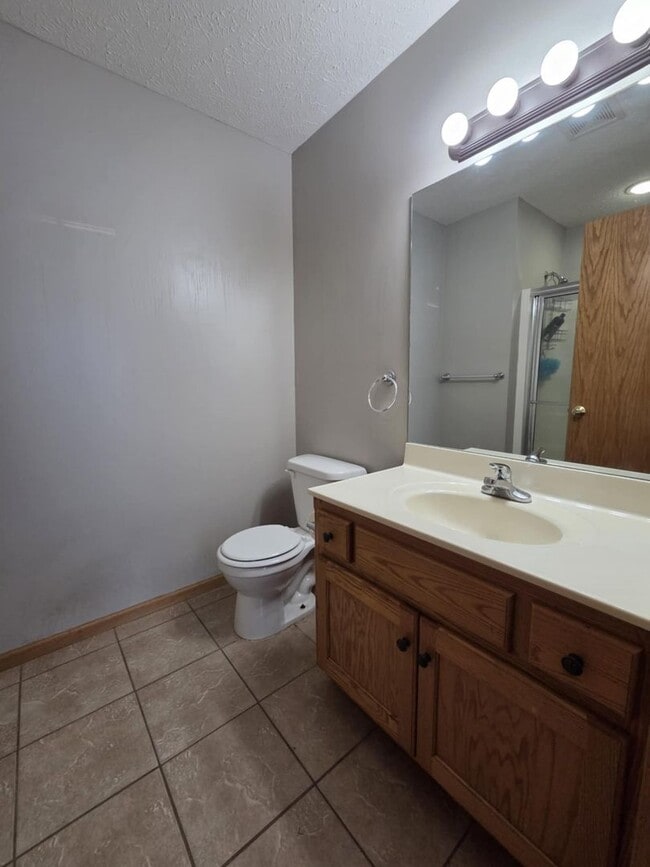 Building Photo - Spacious Town House for Rent