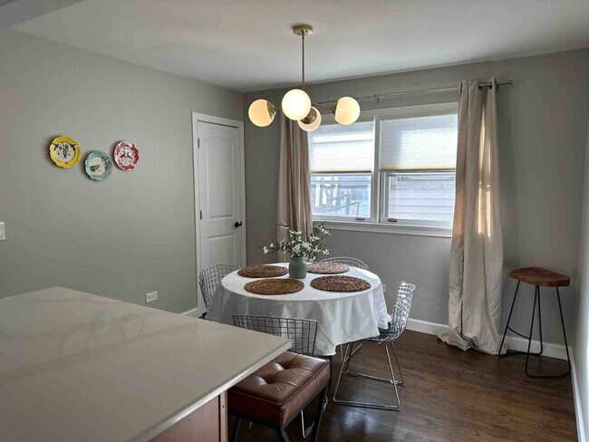 Building Photo - Spacious Main-Floor 2-Bedroom, 1.5-Bath Home