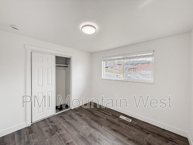 Building Photo - 1011 Claremont Dr