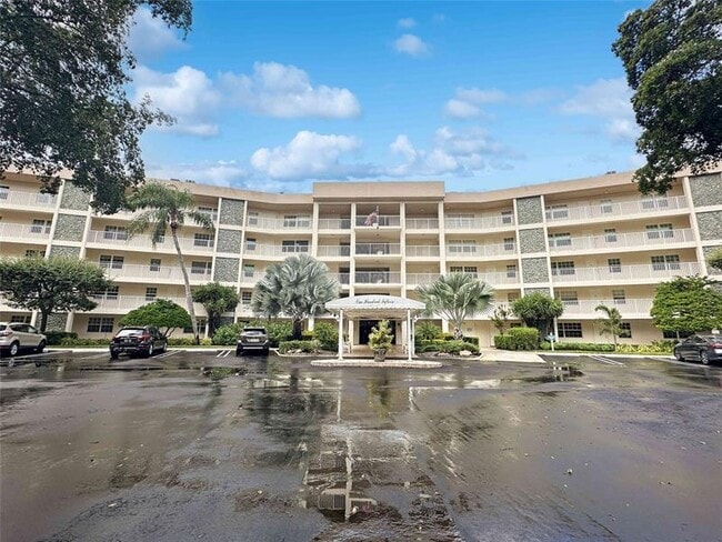 Building Photo - 3505 Oaks Way