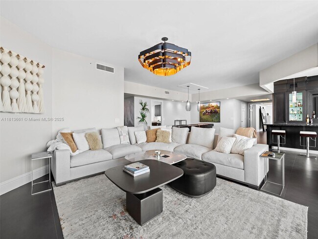 Building Photo - 333 Las Olas Way