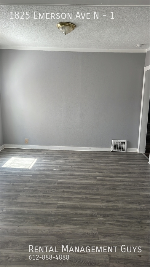 Building Photo - Ready to Rent 3 Bedroom Duplex! Fenced in ...