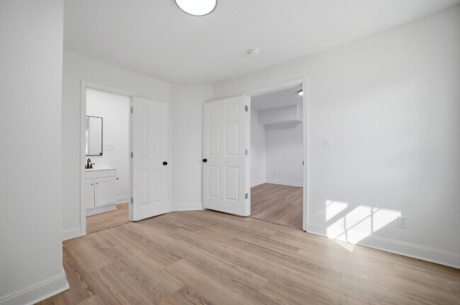 Building Photo - NEWLY REMODELED 4 BEDROOM COLONIAL HOME FOR RENT IN SUFFOLK!