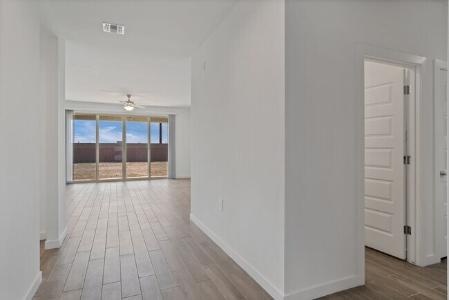 Building Photo - 12437 W Old Farm Dr