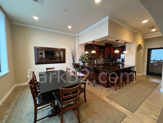 Building Photo - 1 Bed 1.5 Bath Theater District Condo + Amenities