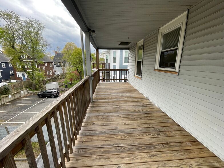 Building Photo - 27 Dix St