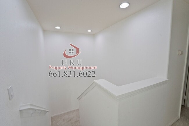 Building Photo - Stunning 4-bedroom, 3-bathroom home