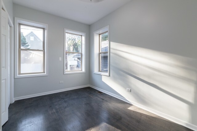 Building Photo - 5134 N Oakley Ave