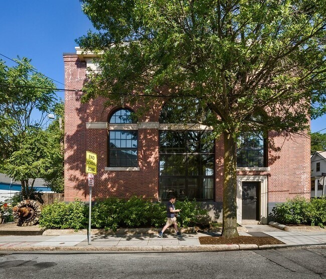 Building Photo - 75 School St