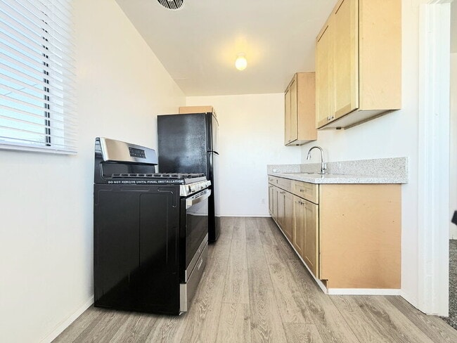 Building Photo - 2442 1/2 Pomeroy Avenue