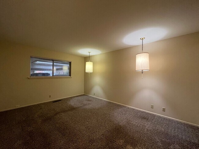 Building Photo - Midtown Quadplex with Pool- 3 bed, 2 bath