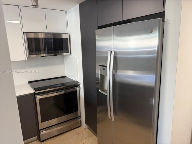 Building Photo - 540 Brickell Key Dr
