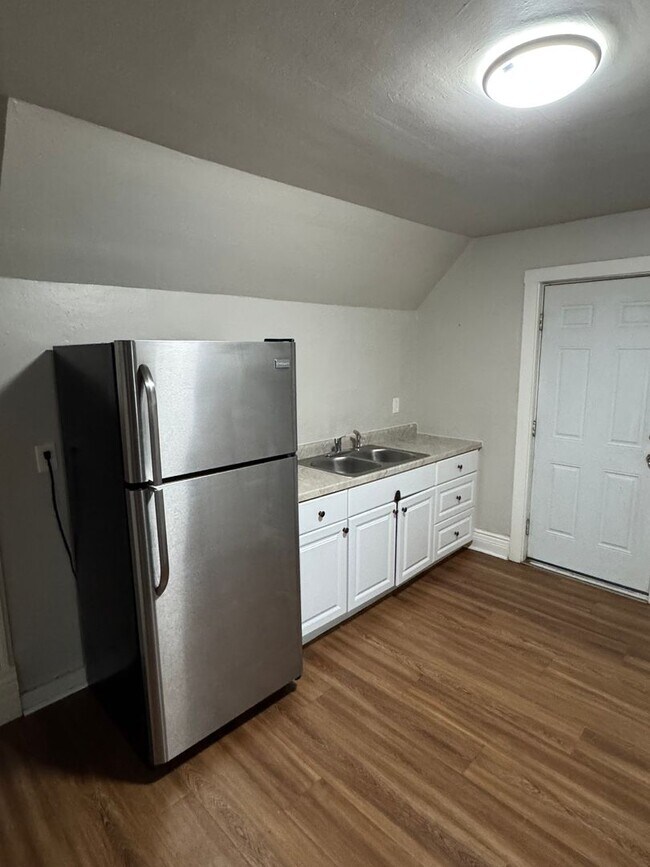 Building Photo - 120 E Spring St