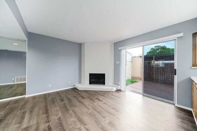 Building Photo - 10958 Crown Park