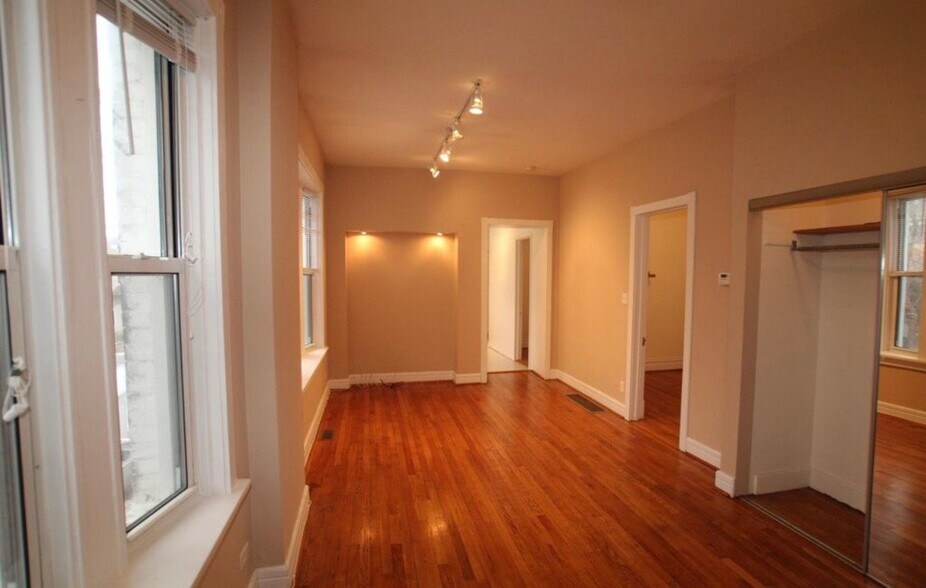 Building Photo - 1741 W Byron St