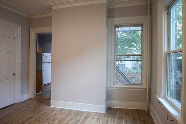 Building Photo - 43 Clifford St