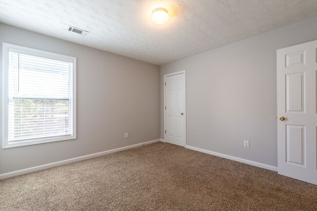 Building Photo - 4 Bedroom/2.5 Bath Townhouse!