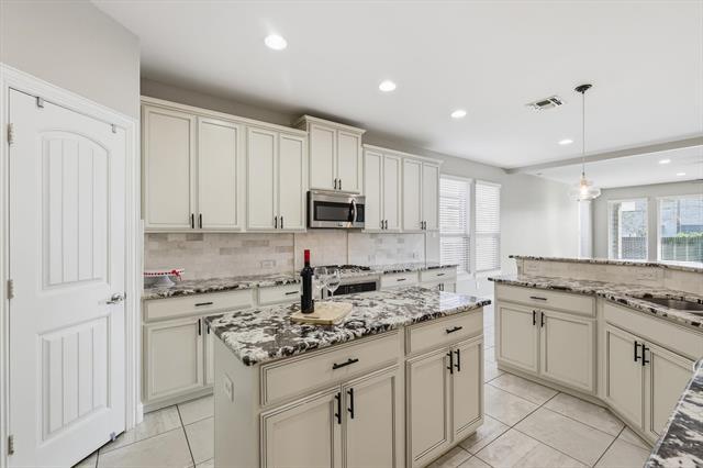 Building Photo - 15801 Weymouth Dr