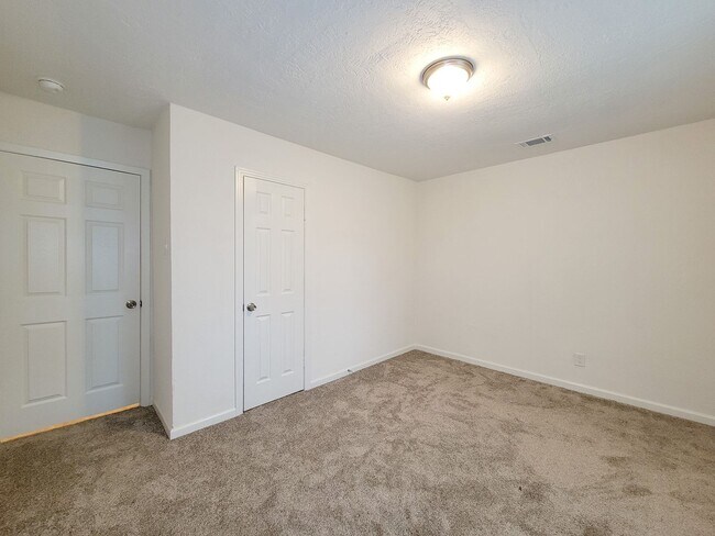 Building Photo - BEAUTIFUL REMODELED 3 BEDROOM 2 BATH WITH ...