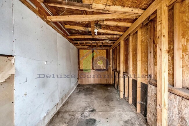 Building Photo - Spacious 4 Bedroom- Whole Home!